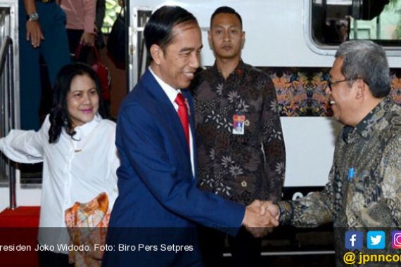 Jokowi Serahkan 5500 Sertifikat Tanah di Sukabumi - JPNN.COM