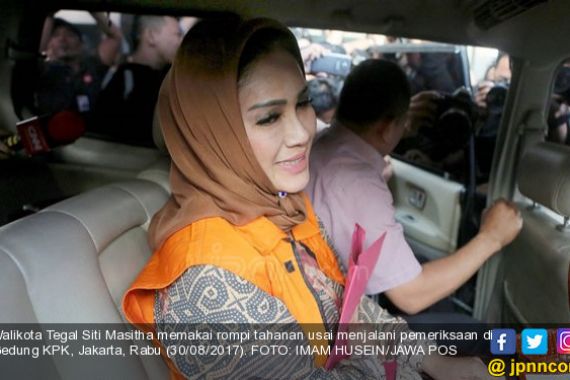 Terima Uang Haram Rp 5,1 M, Siti Masitha Pakai Rompi KPK, Senyum Manis - JPNN.COM