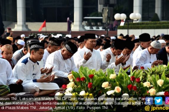Laksdya Didit Herdiawan Salat Iduladha di Mabes TNI - JPNN.COM
