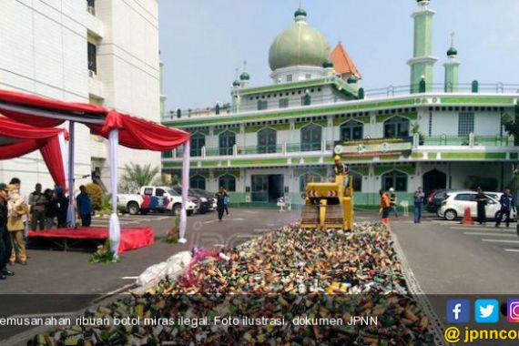 Polda Riau Musnahkan 18.000 Botol Miras Oplosan - JPNN.COM