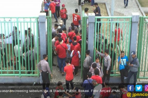 Petasan Masuk ke Stadion Patriot, Polisi Bantah Kebobolan - JPNN.COM
