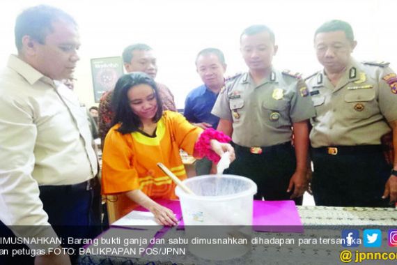 Pasang Muka Kecut, Pengedar Bakar Ganja di Hadapan Polisi - JPNN.COM