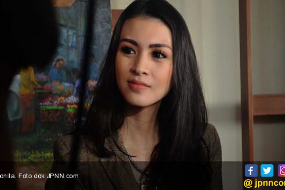 Donita Curhat gak Punya Foto Lebaran - JPNN.COM