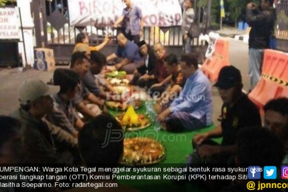 KPK Bekuk Siti Masitha, Warga Tegal Tumpengan di Depan Balai Kota - JPNN.COM