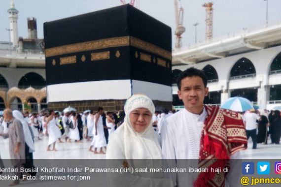 Lihat, Bu Khofifah Tertangkap Kamera Berhaji di Makkah Tanpa Pengawalan - JPNN.COM