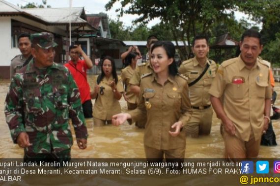 Banjir Bandang Terjang Landak, Bupati Karolin Rela Basah - JPNN.COM