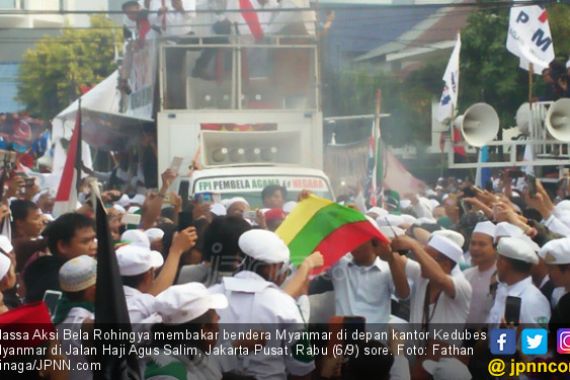 Massa Bakar Bendera Myanmar di Depan Kantor Kedubes - JPNN.COM