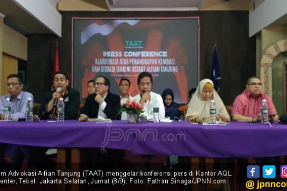 TAAT: Ada Polisi di Belakang Hakim Sidang Alfian Tanjung - JPNN.COM