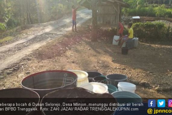 Kekeringan Parah, Warga Susuri Hutan Cari Air Bersih - JPNN.COM