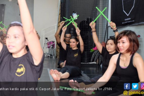 Serunya Latihan Kardio Pakai Stik di Carport Jakarta - JPNN.COM