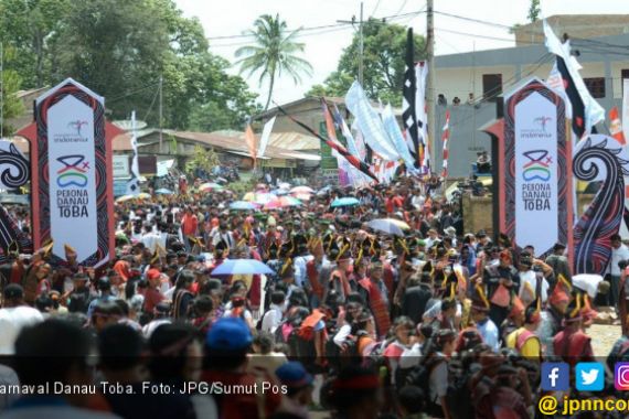 2.227 Peserta Ramaikan Karnaval Pesona Danau Toba 2017 - JPNN.COM