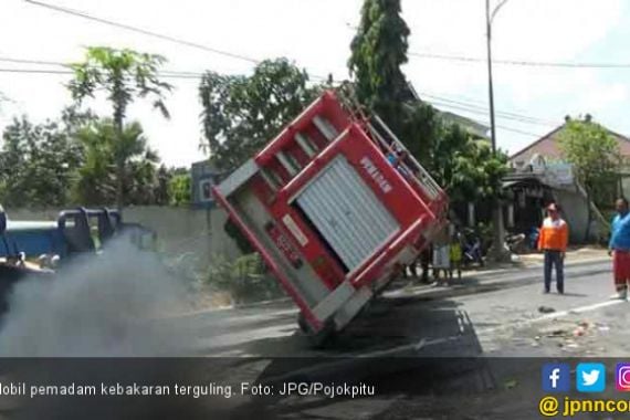 Mobil Pemadam Kebakaran Terguling di Tengah Jalan - JPNN.COM