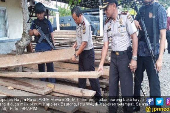 Terlibat Bisnis Pembalakan Liar, Kapolsek Beutong Ditangkap - JPNN.COM