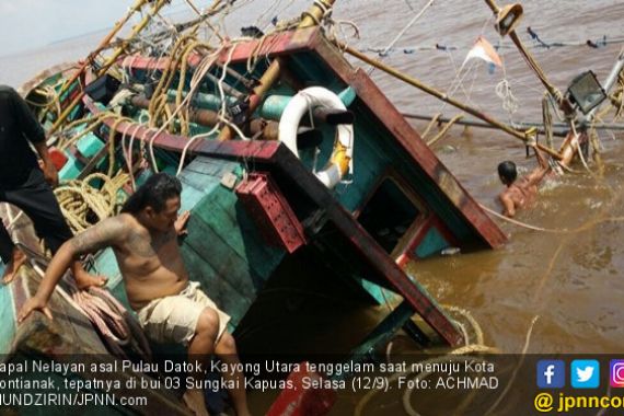 Kapal Nelayan Tenggelam, Lihat Itu Fotonya - JPNN.COM