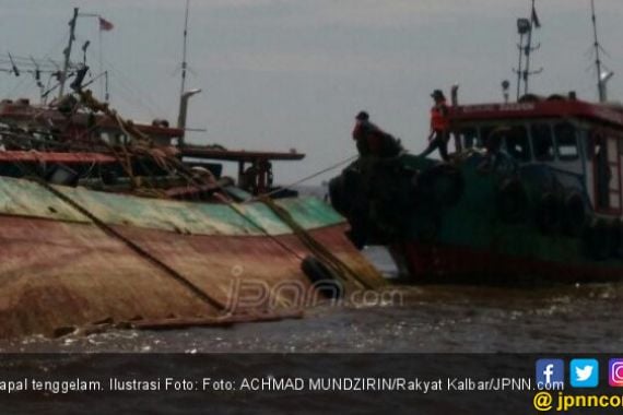 Dihantam Gelombang Besar, Kapal Turis Tenggelam di Laut Banda - JPNN.COM