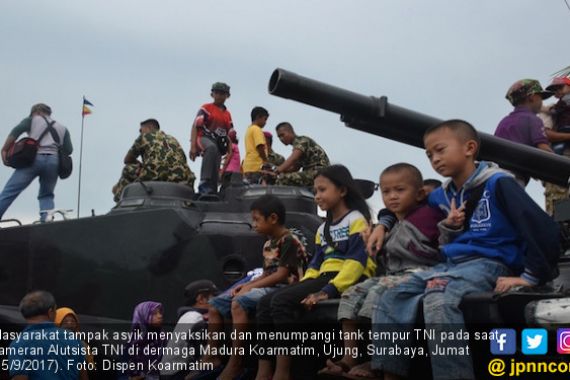 Asyik, Masyarakat Menumpangi Tank Tempur TNI - JPNN.COM