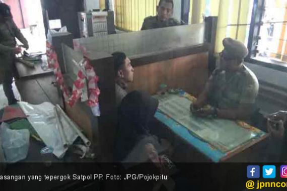 Pasangan Alay Asyik Dekat Tong Sampah, Tepergok Satpol PP - JPNN.COM