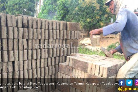 Gersang Melanda, Petani Alih Profesi Jadi Pembuat Batu Bata - JPNN.COM