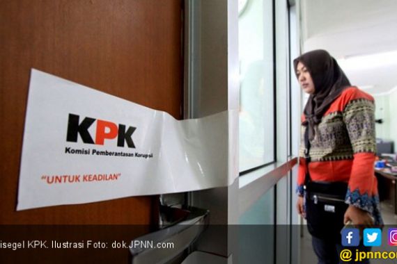 Bupati Nyono Terjaring OTT, KPK Segel Kantor Dinkes Jombang - JPNN.COM