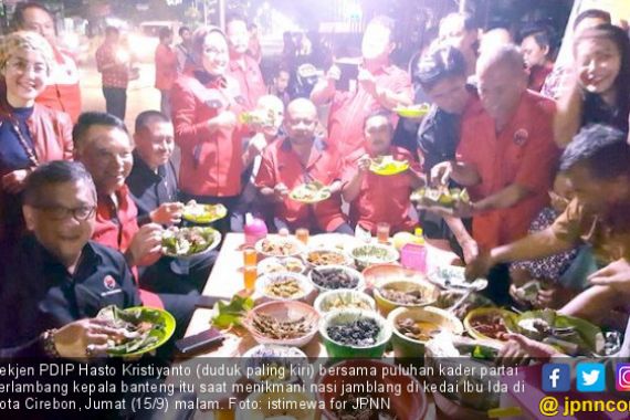Demi Keakraban, Hasto Traktir Kader PDIP Makan Nasi Jamblang - JPNN.COM