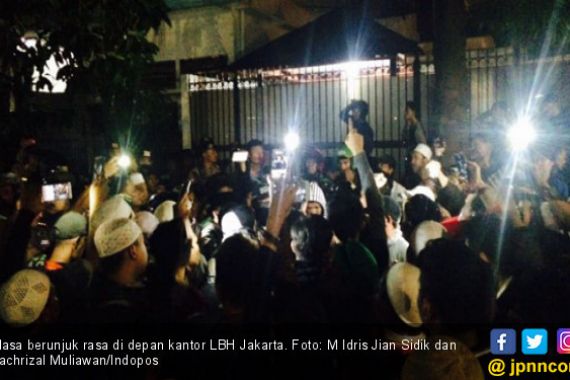 Curiga Ada PKI, Massa Unjuk Rasa di Kantor LBH Jakarta - JPNN.COM