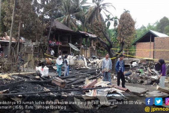 Kebakaran Hebat di Jambi, 13 Unit Rumah Rata dengan Tanah - JPNN.COM