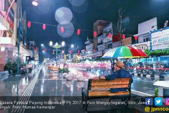 Seru! Swafoto Massal di Festival Payung Indonesia 2017 - JPNN.COM