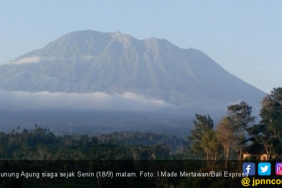 Status Gunung Agung Siaga, Warga Mengungsi - JPNN.COM