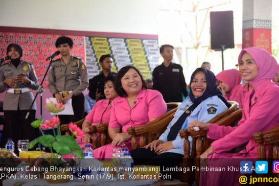 Bhayangkari Korlantas Sambangi Anak Binaan Lapas Tangerang - JPNN.COM