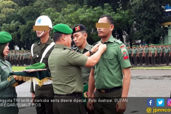 Dipecat, Seragam Dua Oknum TNI Ini pun Berganti Batik - JPNN.COM