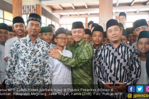 Kunjungi Pesantren, Zulkifli Hasan Ajak Santri Tidak Minder - JPNN.COM