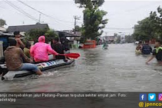 Banjir, Jalur Padang-Painan Terputus Empat Jam - JPNN.COM