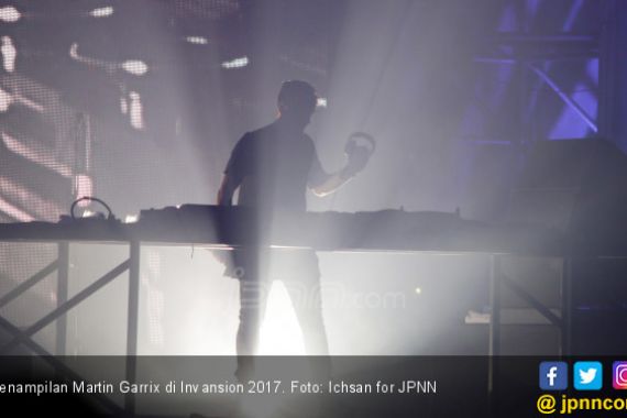 DJ Martin Garrix Hipnotis Ribuan Penonton Invansion 2017 - JPNN.COM
