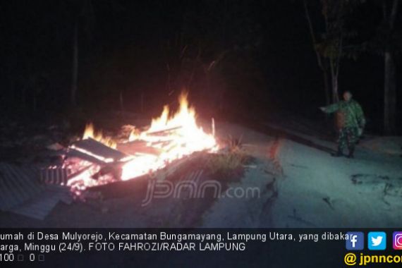 Main Hakim Sendiri, Dua Rumah Warga di Lampung Dibakar Massa - JPNN.COM