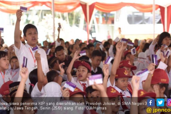 Jokowi Bagikan 675 KIP dan 1.500 PKH di Salatiga - JPNN.COM
