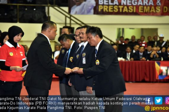 Mabesad Raih Juara Umum Kejurnas Karate Piala Panglima TNI - JPNN.COM
