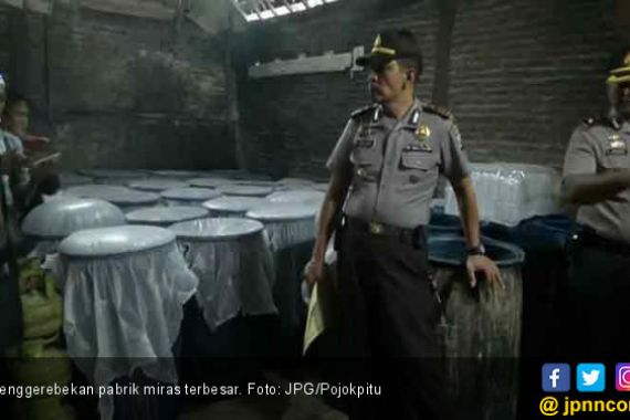 Intai Pabrik Miras, Polisi Rela Tidur di Kompleks Kuburan - JPNN.COM