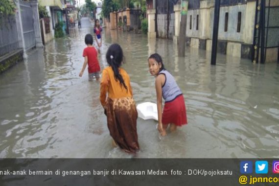 Sungai Meluap, Empat Wilayah di Medan Dilanda Banjir - JPNN.COM