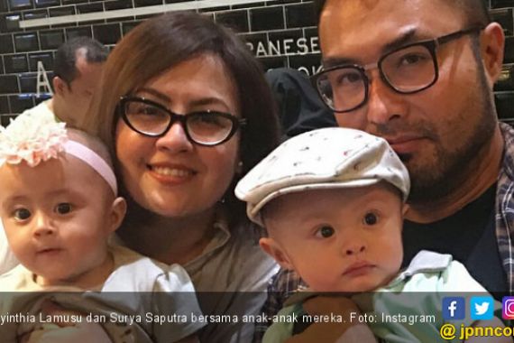 Cyinthia Lamusu Sedang Happy dengan Anak Kembarnya - JPNN.COM