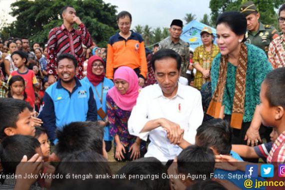 Jokowi Hadir di Tengah-tengah Pengungsi Gunung Agung - JPNN.COM