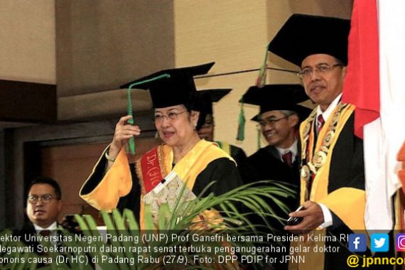 UNP Berikan Doktor Kehormatan ke Megawati, Ini Harapan Hasto - JPNN.COM