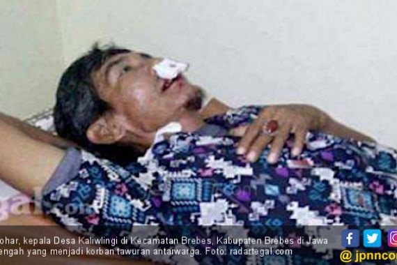 Warga Dua Desa Bentrok, Gigi Pak Kades Coplok - JPNN.COM