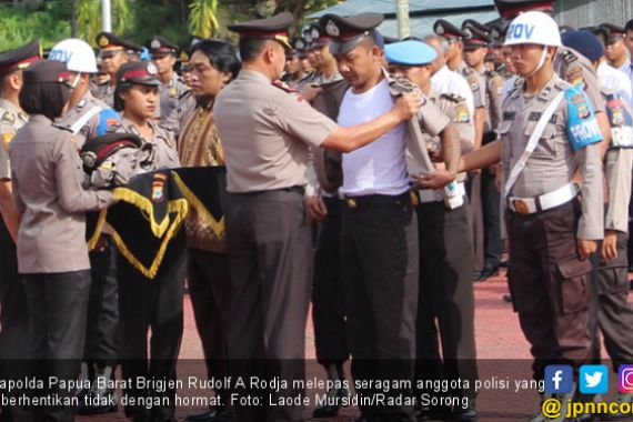 11 Polisi Dipecat Gara-Gara Membunuh Hingga Selingkuh - JPNN.COM