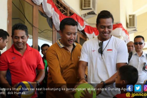 Begini Cara Menpora Hibur Anak Pengungsi Gunung Agung - JPNN.COM