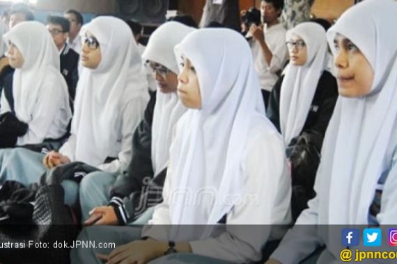 Siswa Terlambat Disanksi Baca Alquran 1 Juz - JPNN.COM