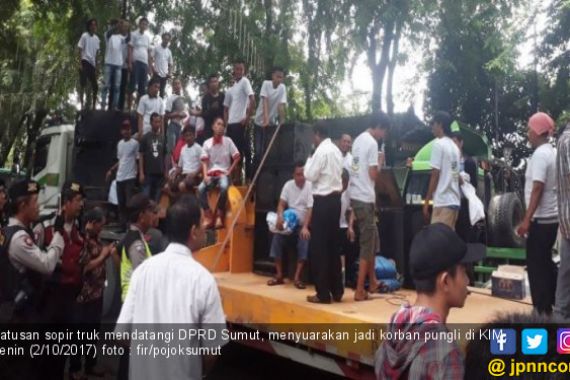 Ratusan Sopir Truk Korban Pungli Demo di Gedung DPRD Sumut - JPNN.COM