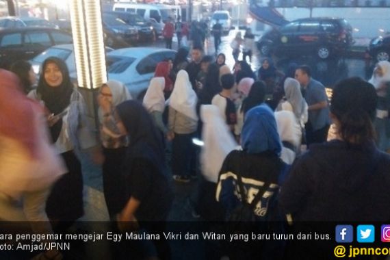 Turun dari Bus, Egy Maulana dan Witan Dikejar Penggemar - JPNN.COM
