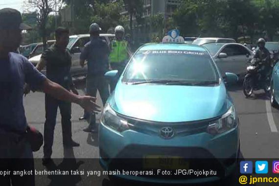 Unjuk Rasa, Sopir Angkot Paksa Taksi Turunkan Penumpang - JPNN.COM