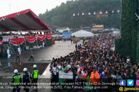 Warga Mulai Kerumuni Panggung Jokowi - JPNN.COM