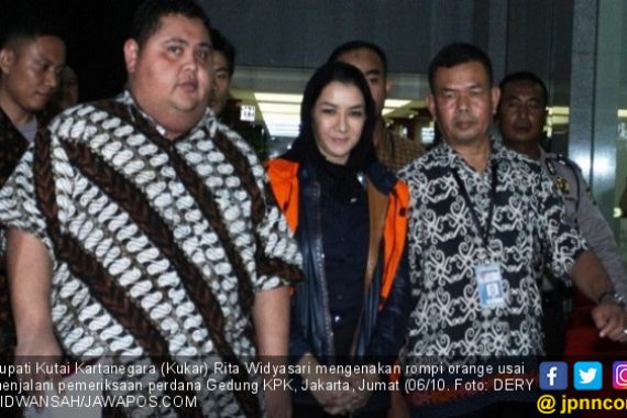 Rita Widyasari Ditahan KPK, Tetap Senyum Manis - JPNN.COM